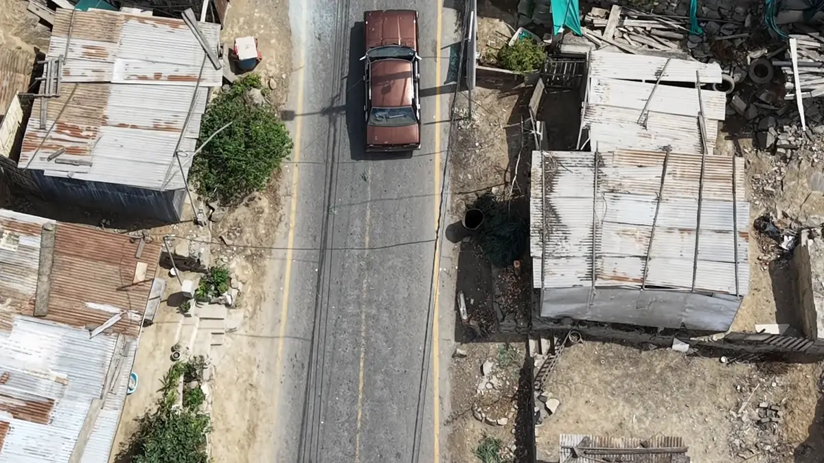 Pista asfaltada hasta la entrada de la asociación.