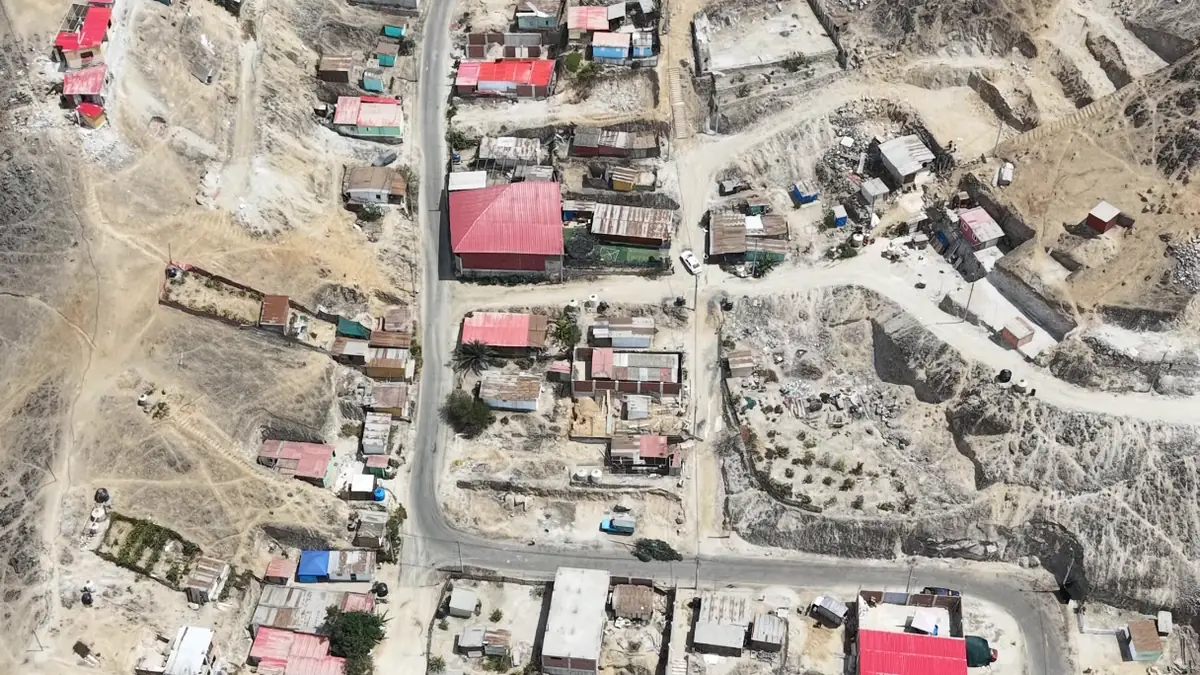 Vista aérea real de las calles trazadas y manzanas ordenadas de la asociación.