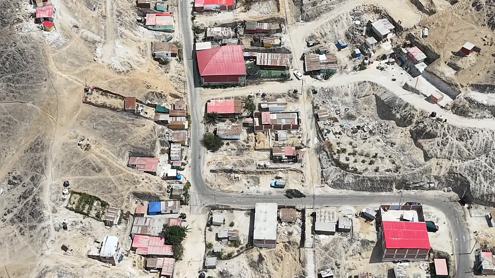 Vista aérea real de la Asociación Planicie de Cieneguilla, grabada con dron