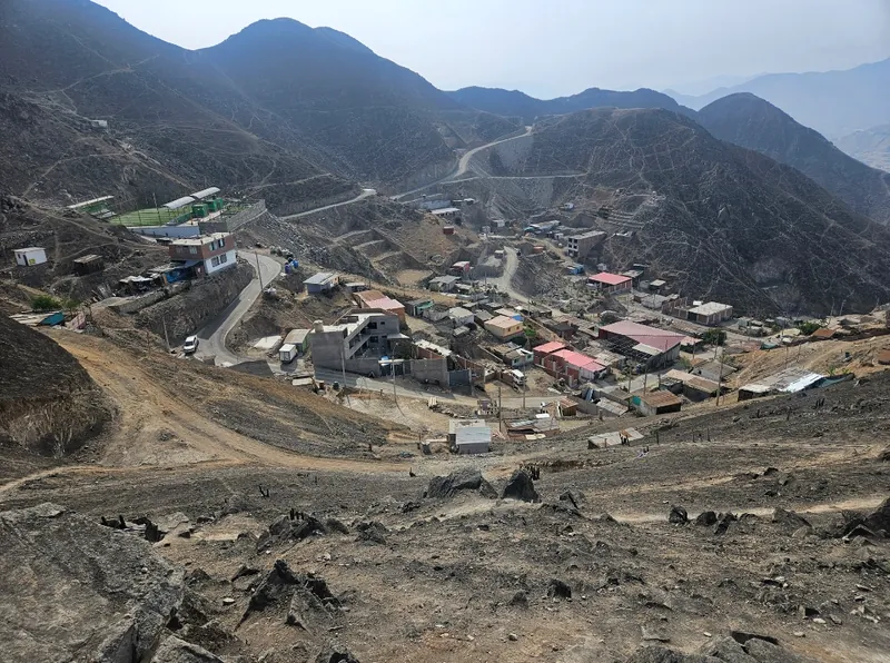 Vista panorámica real de la asociación: casas, calles y el polideportivo entre los cerros de Cieneguilla